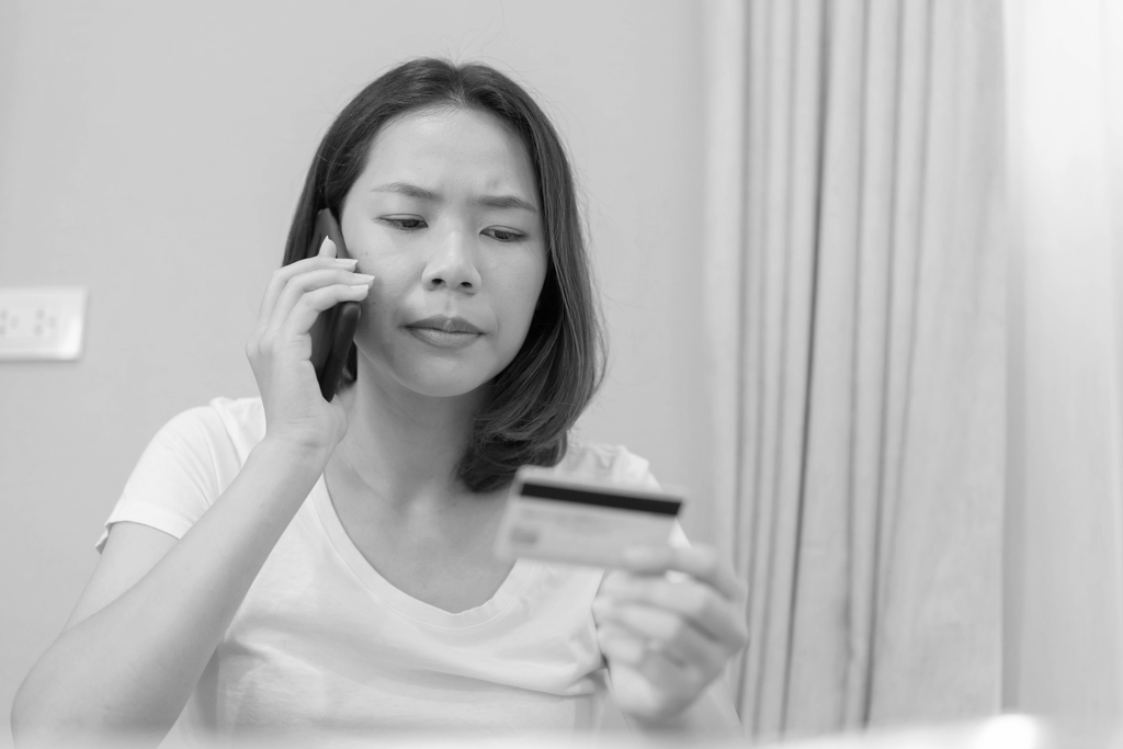 woman-use-smartphone-talk-with-banks-call-center-consult-about-credit-card-problems_resultat